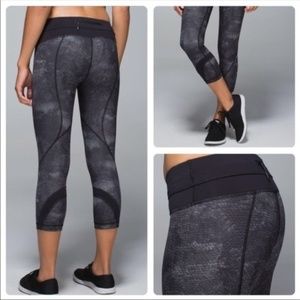 Lululemon Snake Scales Inspired Crop II pants Sz 6